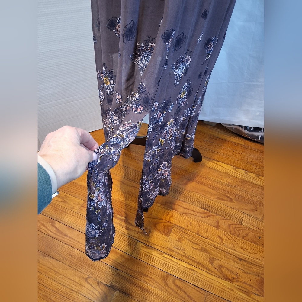 Elegant Floral Maxi Dress: Perfect for Any Occasion with Its Beautiful Design - Picture 4 of 14